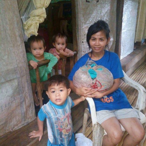 rt1 A young mother with her children.